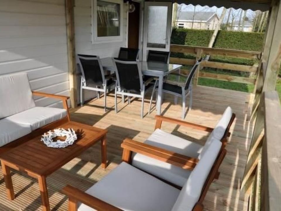 Strandnahes Chalet mit überdachter Veranda - Buren