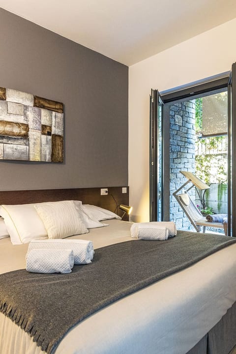 Wohnung mit Schwimmbad und fantastischem Seeblick
