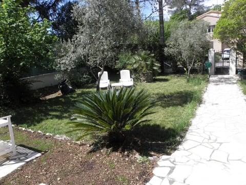 mit Terrasse