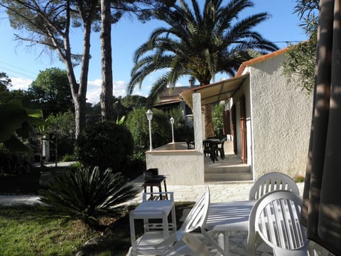mit Terrasse