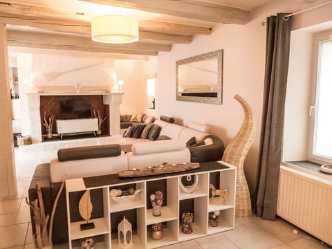 Schönes Haus in einem gemütlichen Dorf, durch das der Kanal verläuft