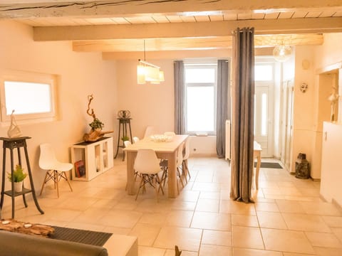 Schönes Haus in einem gemütlichen Dorf, durch das der Kanal verläuft