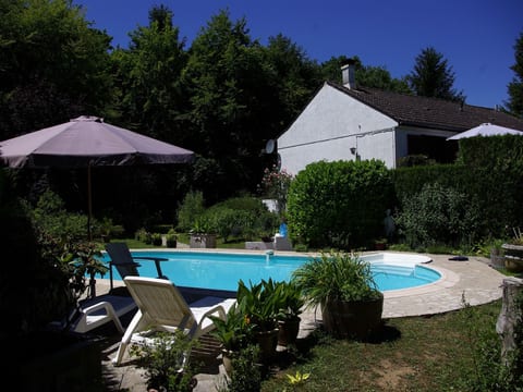 mit Garten, Grill und Terrasse