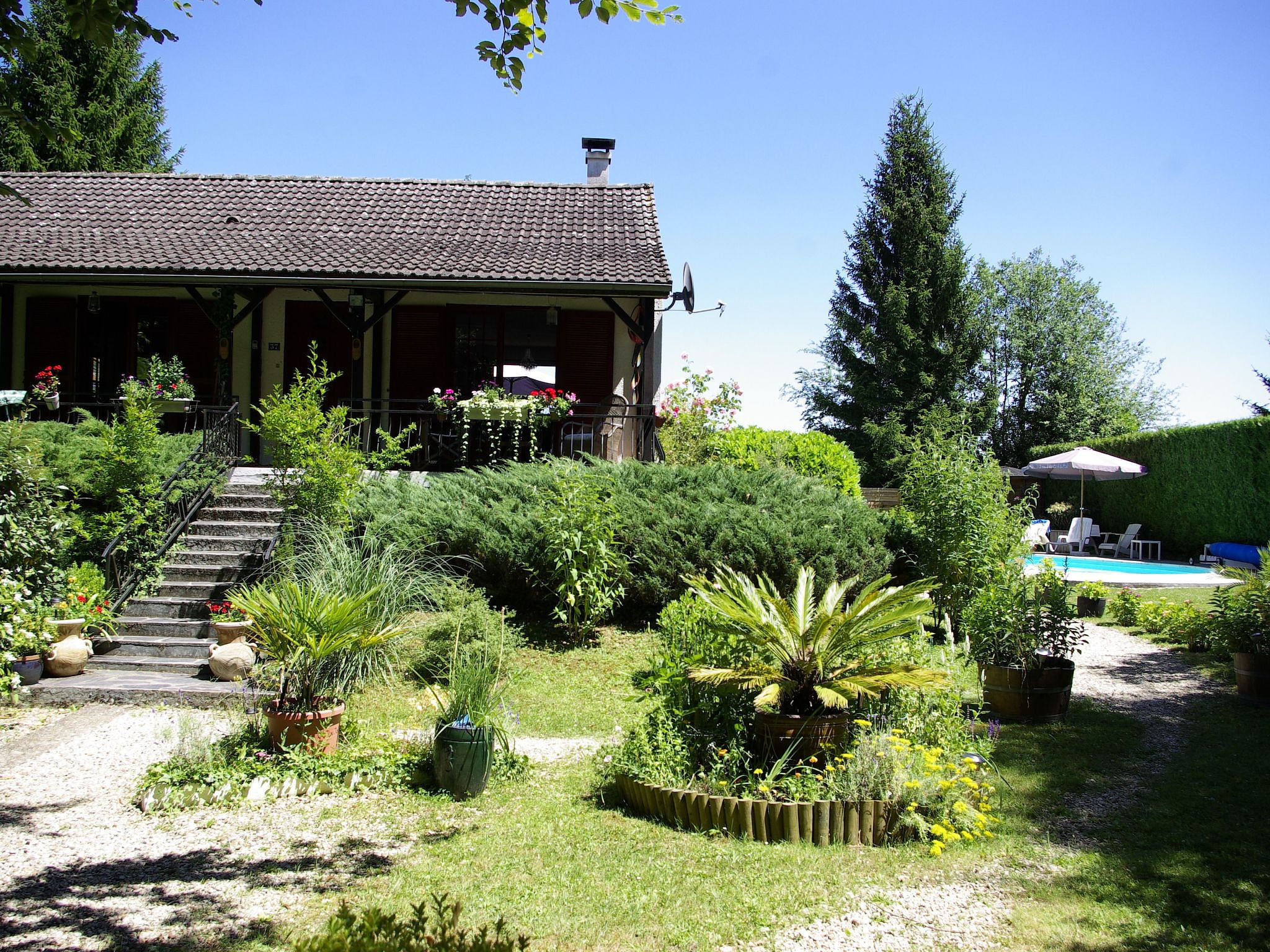 mit Garten, Grill und Terrasse