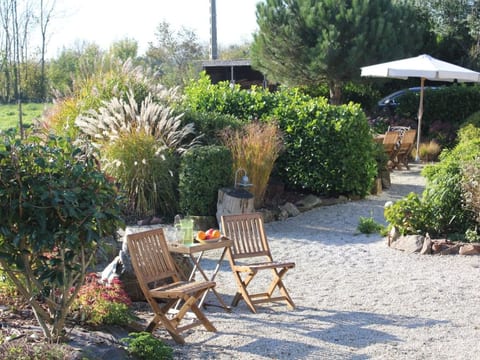 in Sourdeval Les Bois mit Garten