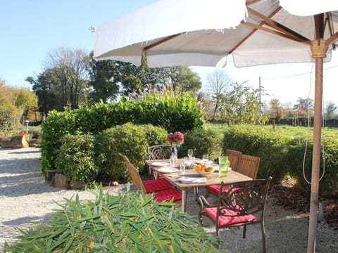 in Sourdeval Les Bois mit Garten