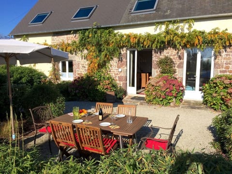 in Sourdeval Les Bois mit Garten