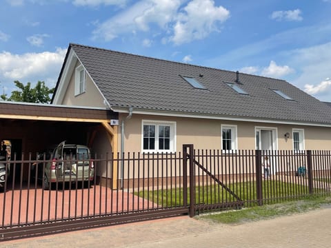 in Linum mit Garten, Terrasse und Grill