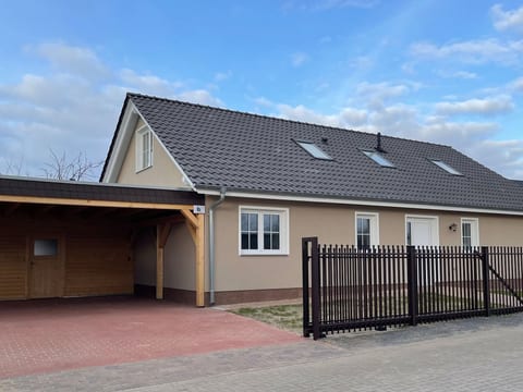 in Linum mit Garten, Terrasse und Grill