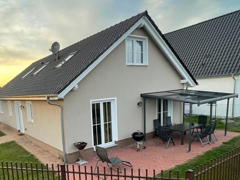 in Linum mit Garten, Terrasse und Grill