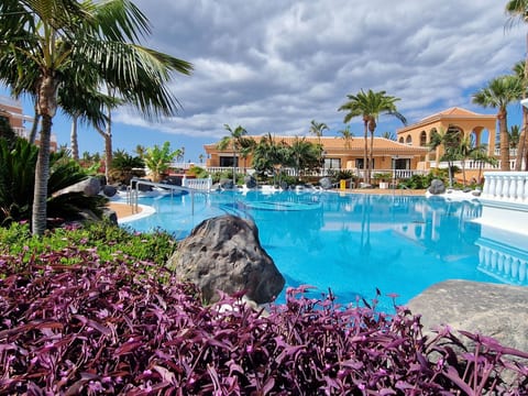 Moderne Wohnung mit Meerblick und Pool
