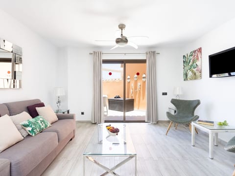 Moderne Wohnung mit Meerblick und Pool