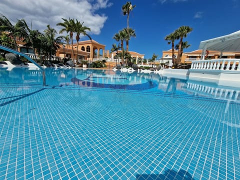 Moderne Wohnung mit Meerblick und Pool