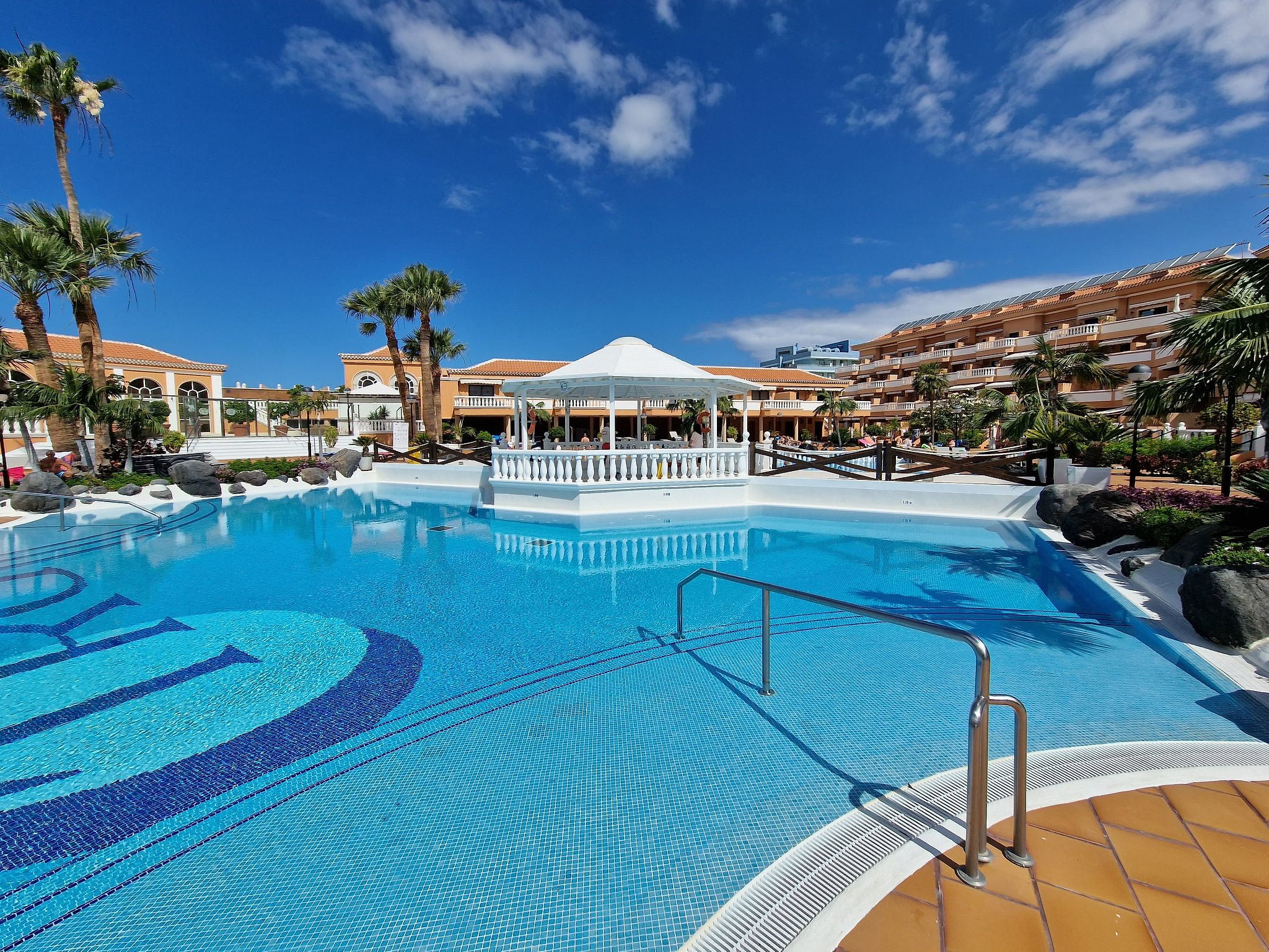 Moderne Wohnung mit Meerblick und Pool