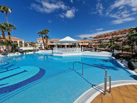 Moderne Wohnung mit Meerblick und Pool
