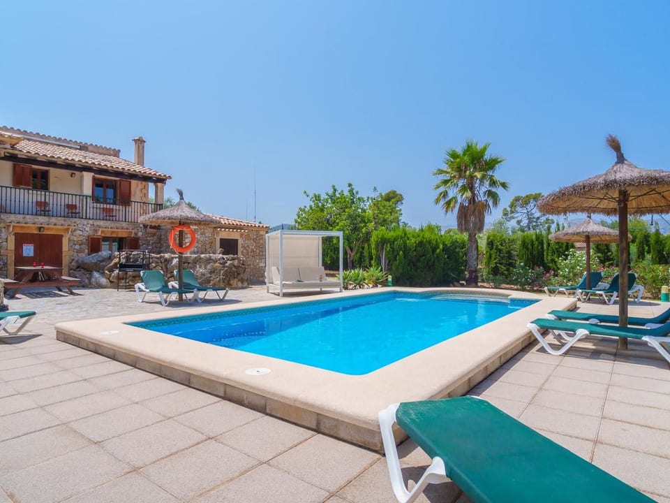 Grande e confortevole casa di campagna in pietra costruita su tre livelli. - Pollença