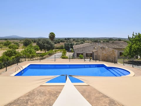 Finca mit großem eingezäunten Pool und Klimaanlage.