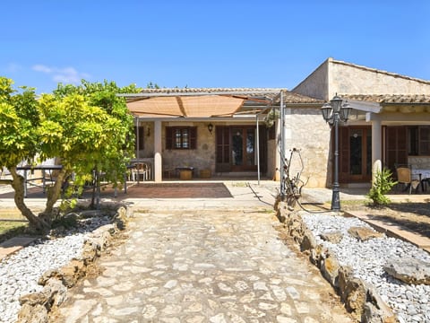 Finca mit großem eingezäunten Pool und Klimaanlage.