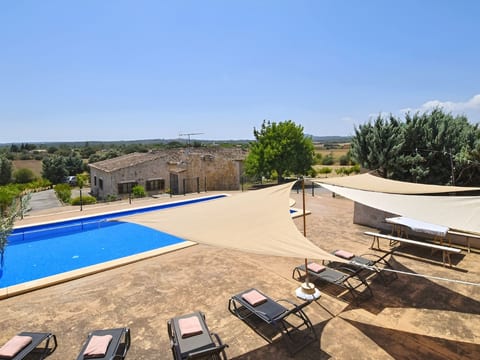 Finca mit großem eingezäunten Pool und Klimaanlage.