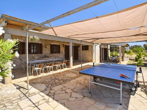 Finca mit großem eingezäunten Pool und Klimaanlage.