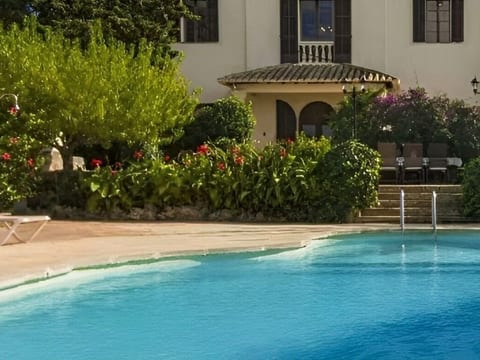 Großes Landhaus mit Schwimmbad in Meeresnähe