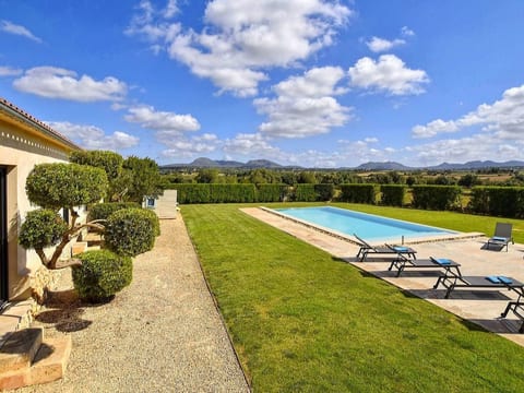 Luxuriöse Finca im modernen Stil mit Pool und Klimaanlage