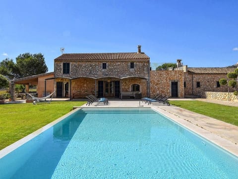 Luxuriöse Finca im modernen Stil mit Pool und Klimaanlage