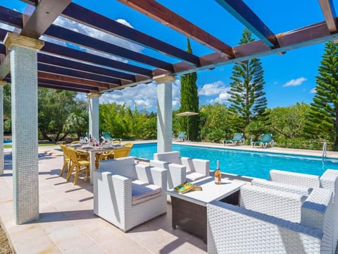 Schönes Landhaus mit Pool für 10 Personen in Strandnähe