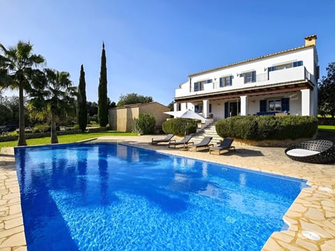 Ibizenkisches Haus mit Pool und Beachvolley-Blick