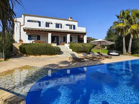 Ibizenkisches Haus mit Pool und Beachvolley-Blick