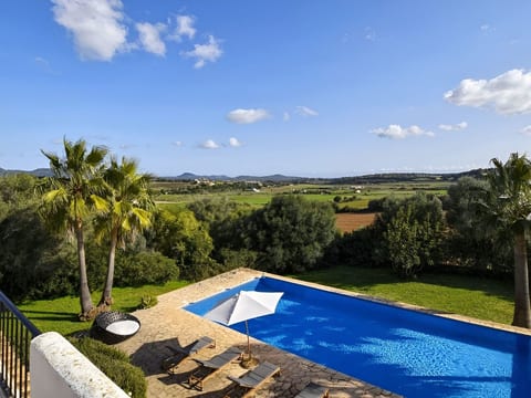 Ibizenkisches Haus mit Pool und Beachvolley-Blick