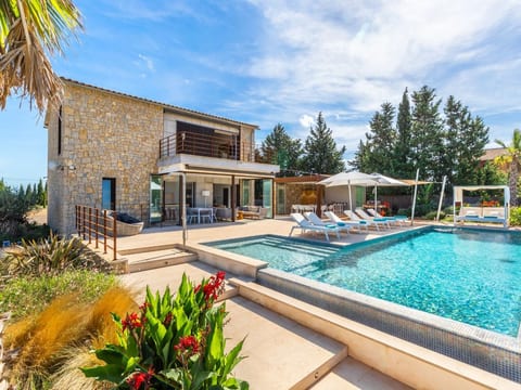 Luxuriöse Villa mit beheiztem Pool für 8 Personen