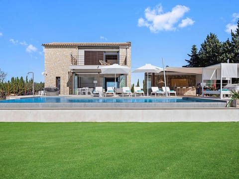 Luxuriöse Villa mit beheiztem Pool für 8 Personen
