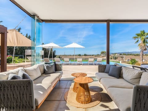 Luxuriöse Villa mit beheiztem Pool für 8 Personen