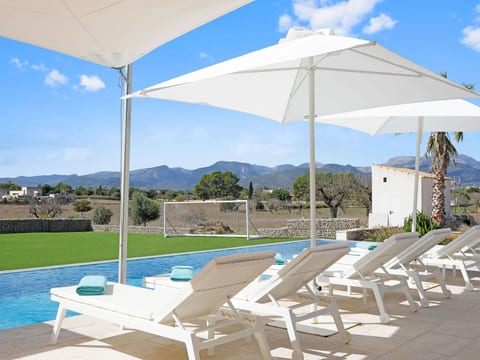 Luxuriöse Villa mit beheiztem Pool für 8 Personen