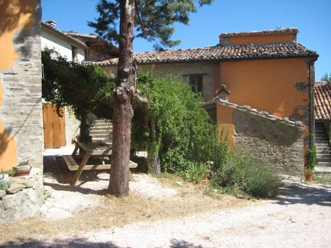 Ca Piero - antikes Borgo mit Pool