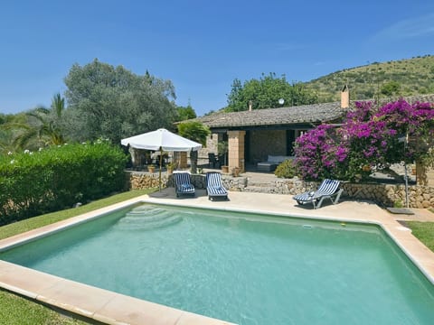 Finca mit Bergblick, Schwimmbad und Klimaanlage.