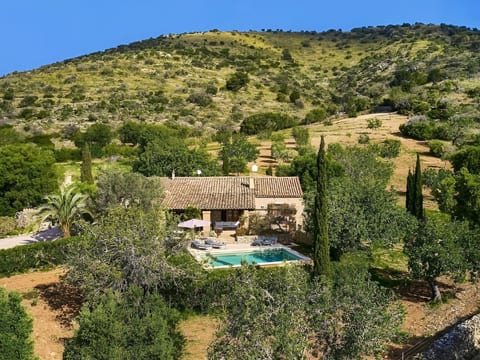Finca mit Bergblick, Schwimmbad und Klimaanlage.