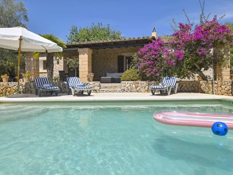 Finca mit Bergblick, Schwimmbad und Klimaanlage.