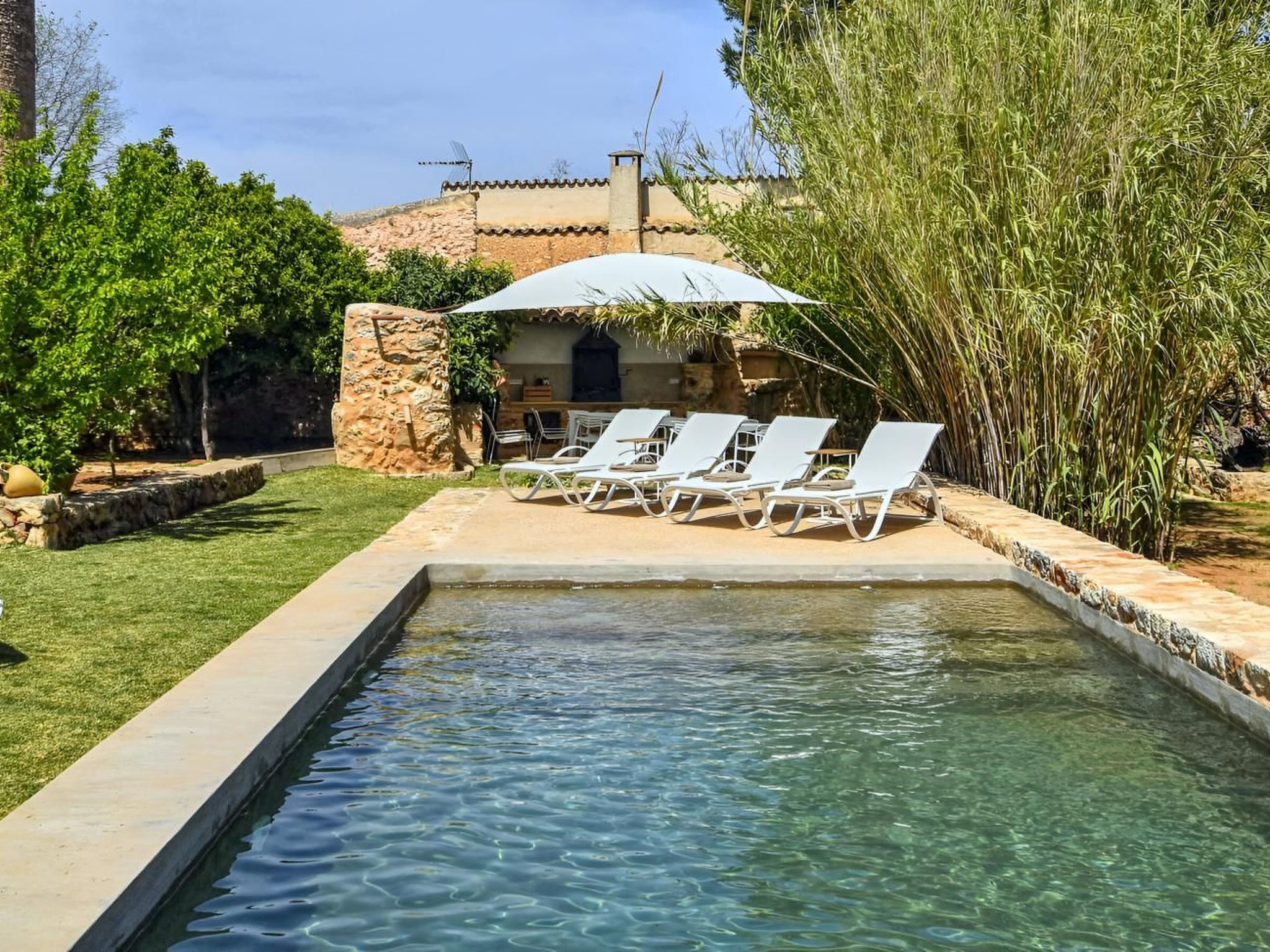 Luxuriöse Villa mit Pool und Klimaanlage für 8 Personen