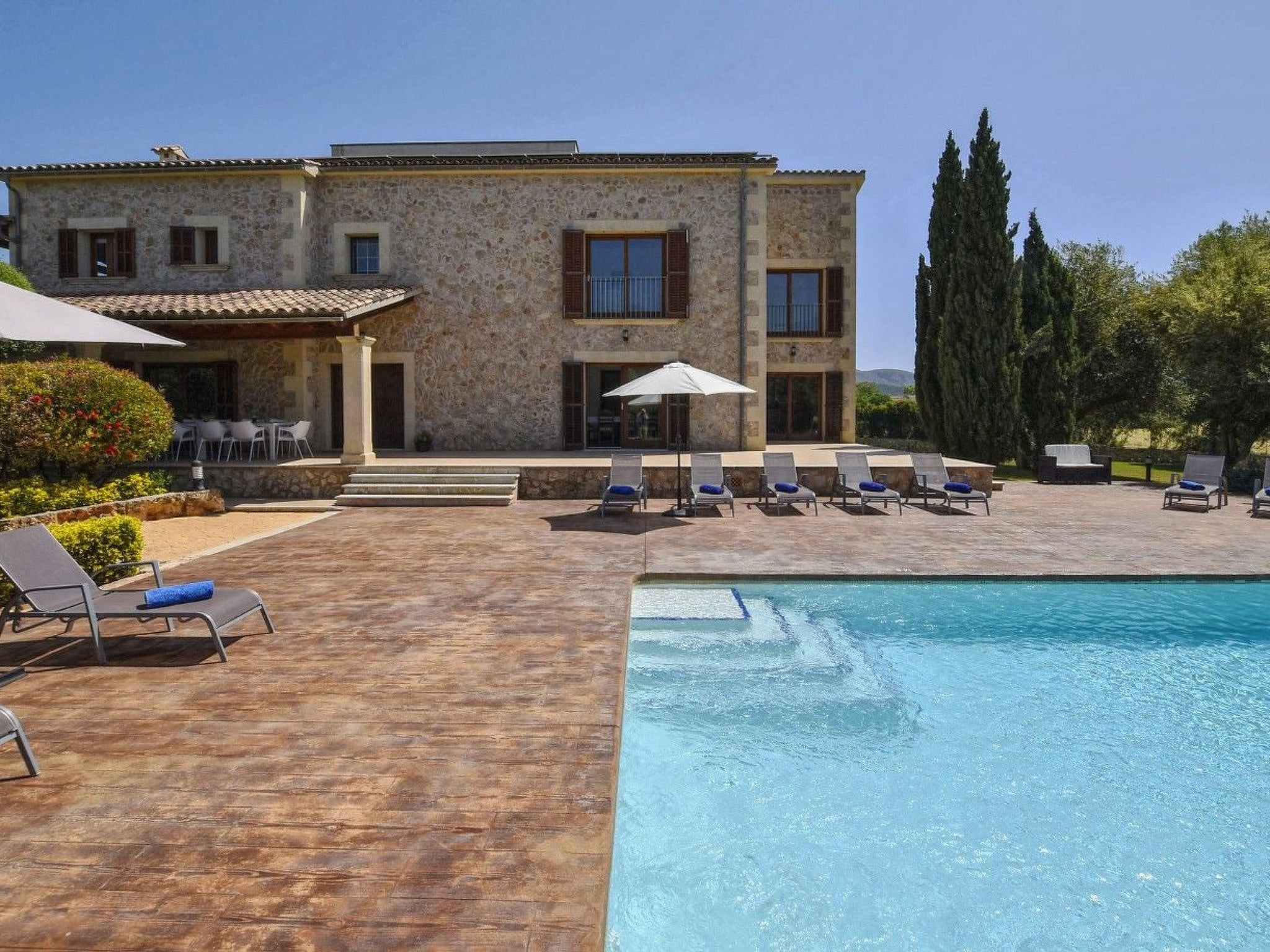 Villa mit Garten, Grill und Terrasse