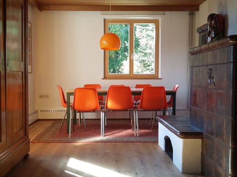 Haus mit freier Fahrradnutzung und kleinem Boot