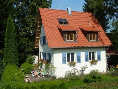 Haus mit freier Fahrradnutzung und kleinem Boot