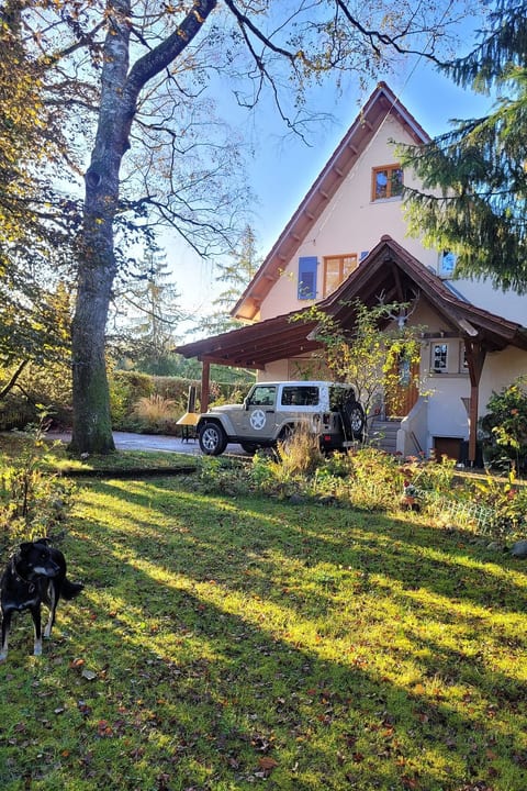 Haus mit freier Fahrradnutzung und kleinem Boot
