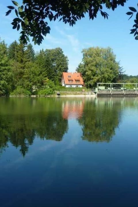 Haus mit freier Fahrradnutzung und kleinem Boot