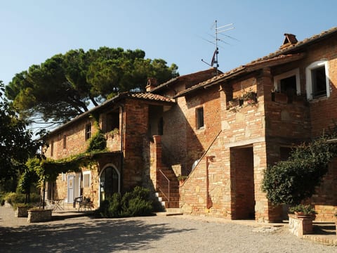 Appartement in Castiglione Del Lago mit Grill, Terrasse und gemeinsamem Pool