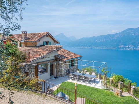 Villa mit schönem Seepanorama und Naturteich