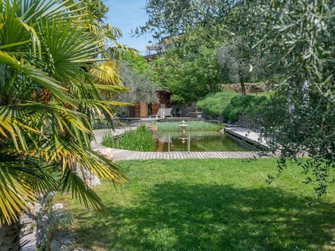 Villa mit schönem Seepanorama und Naturteich