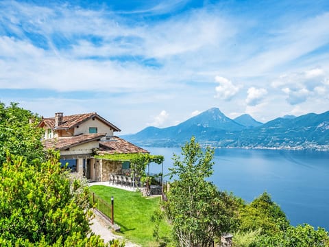 Villa mit schönem Seepanorama und Naturteich
