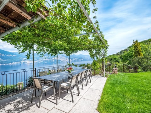 Villa mit schönem Seepanorama und Naturteich